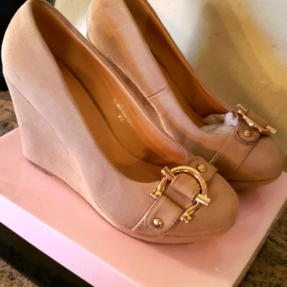 Taupe Wedge shoes very cute 6.5